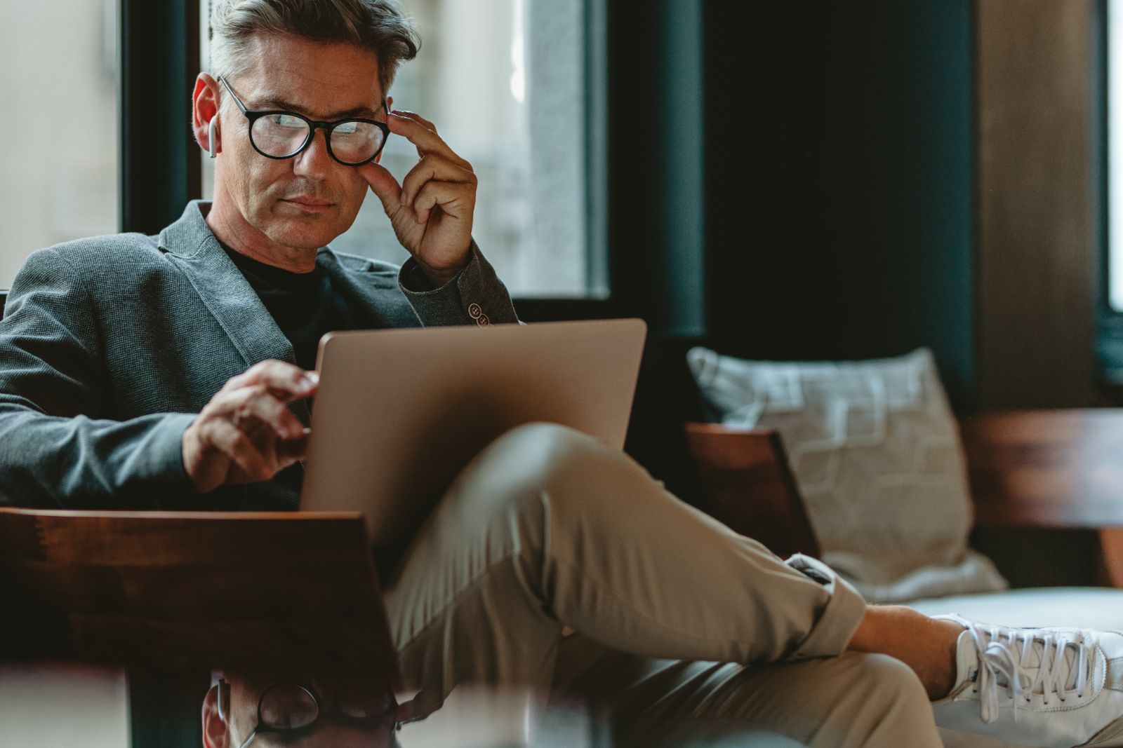 businessman-working-on-computer_336722808